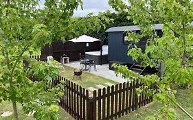 Shepherds Hut With Hot Tub