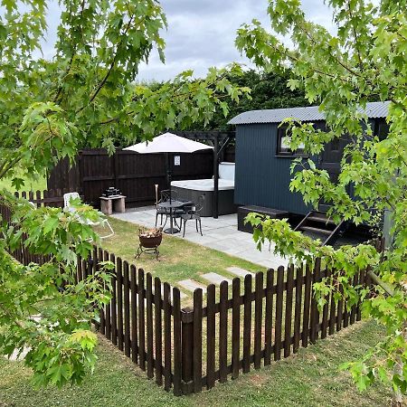 Shepherds Hut With Hot Tub Apartment Wells Exterior photo