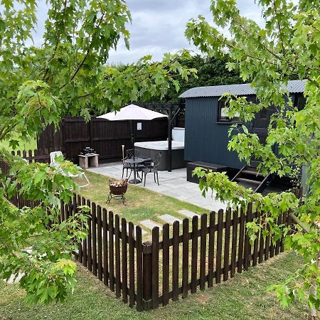 Shepherds Hut With Hot Tub Wells Exterior photo
