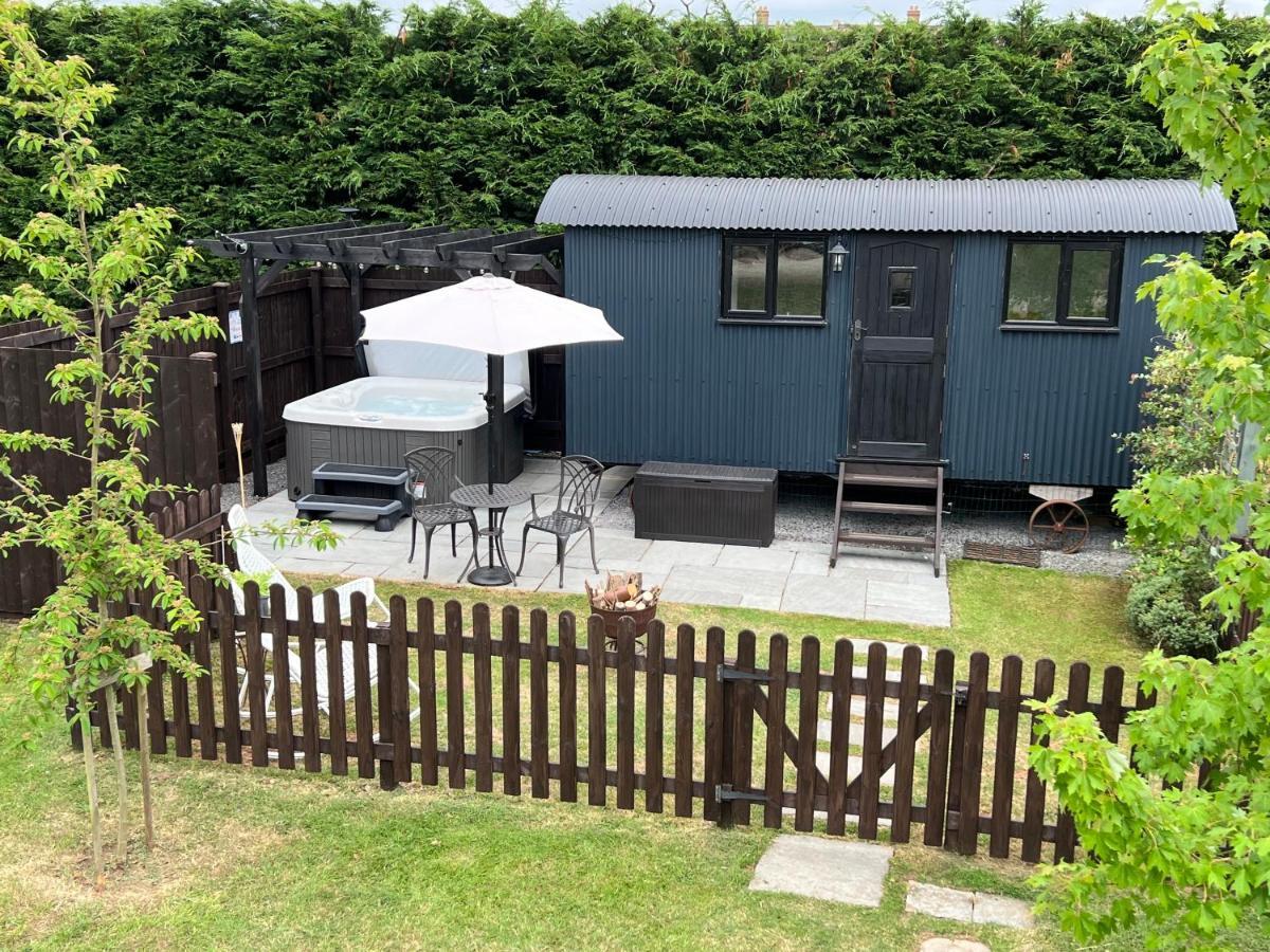 Shepherds Hut With Hot Tub Wells Exterior photo