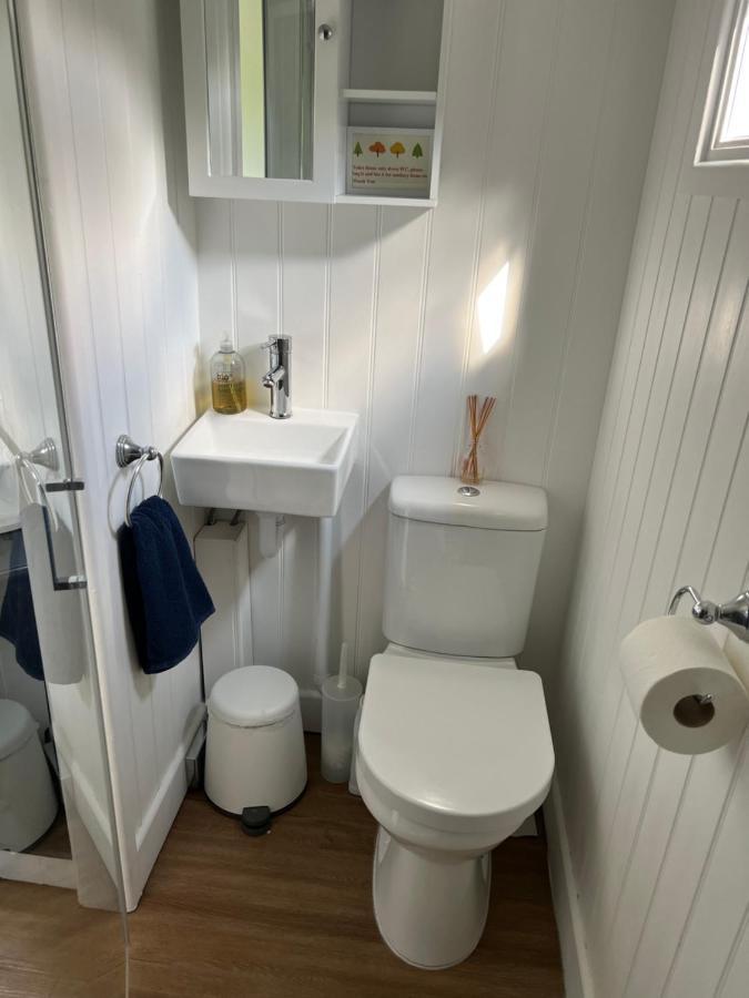 Shepherds Hut With Hot Tub Wells Exterior photo