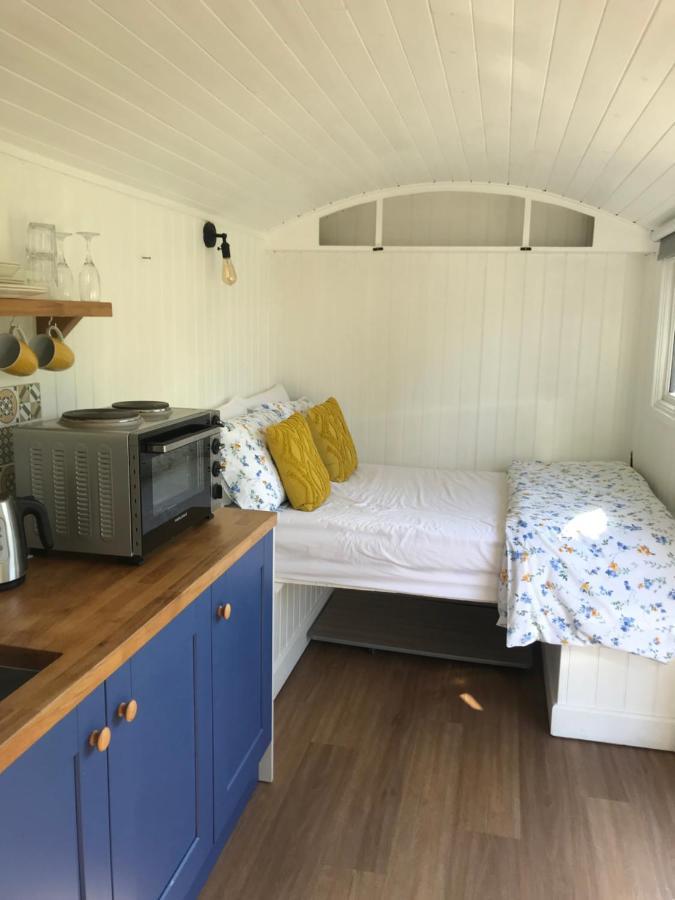 Shepherds Hut With Hot Tub Wells Exterior photo