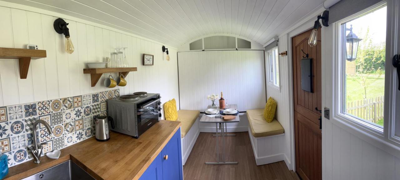 Shepherds Hut With Hot Tub Wells Exterior photo